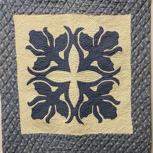 Small handmade Hawaiian wall quilt. 30 x 26.